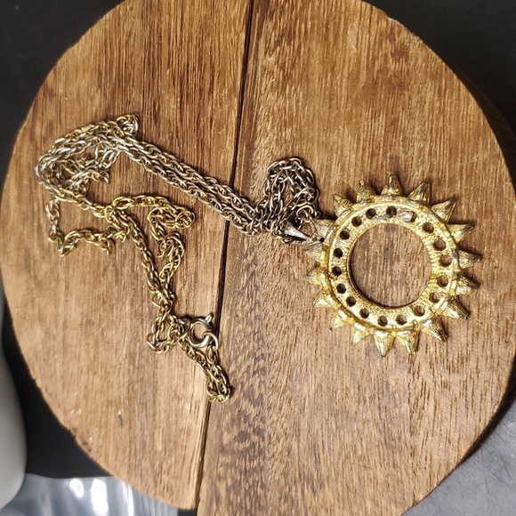 N3438 Sunray openwork frame necklace